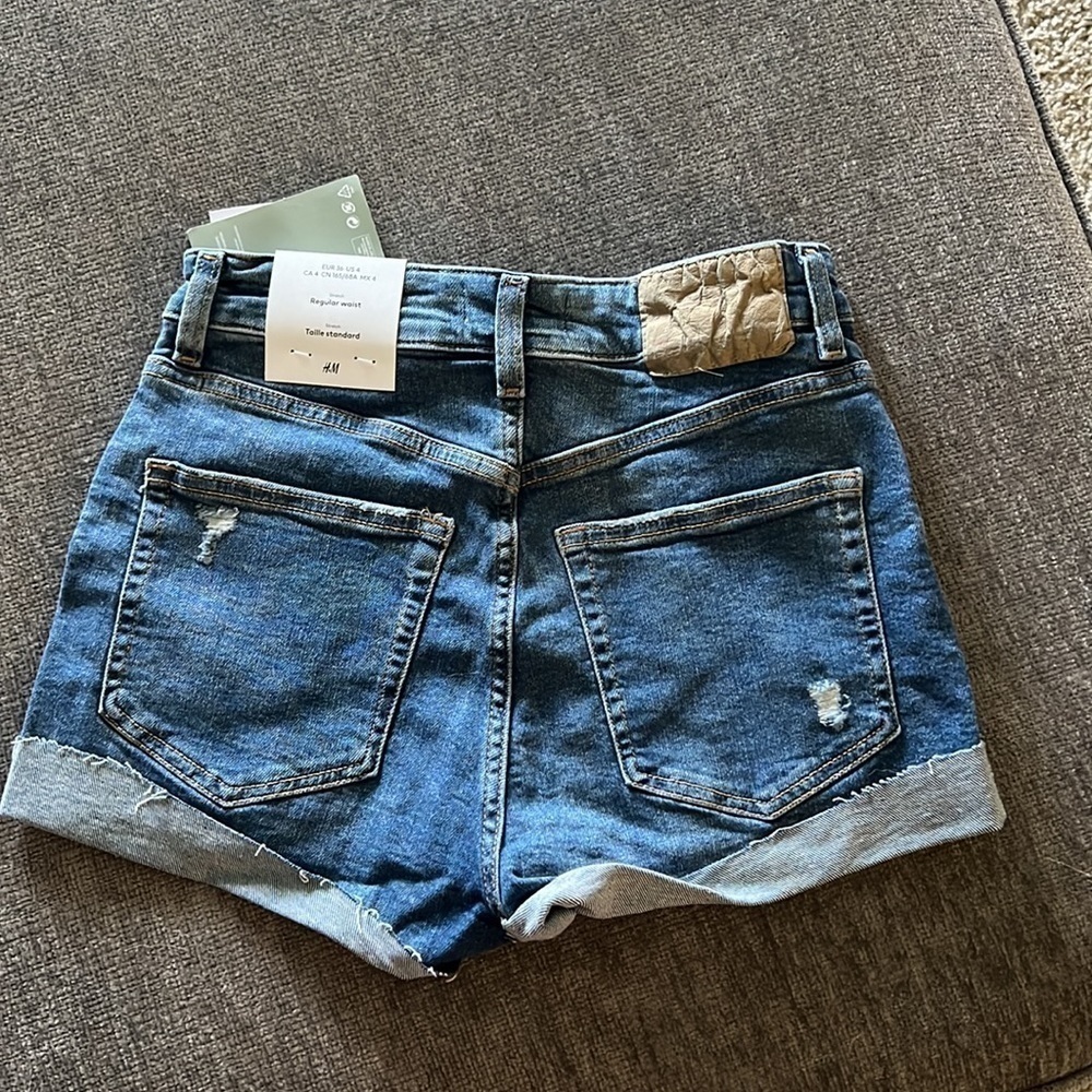 𝅺H&M Regular Waist Short - Picture 2 of 3